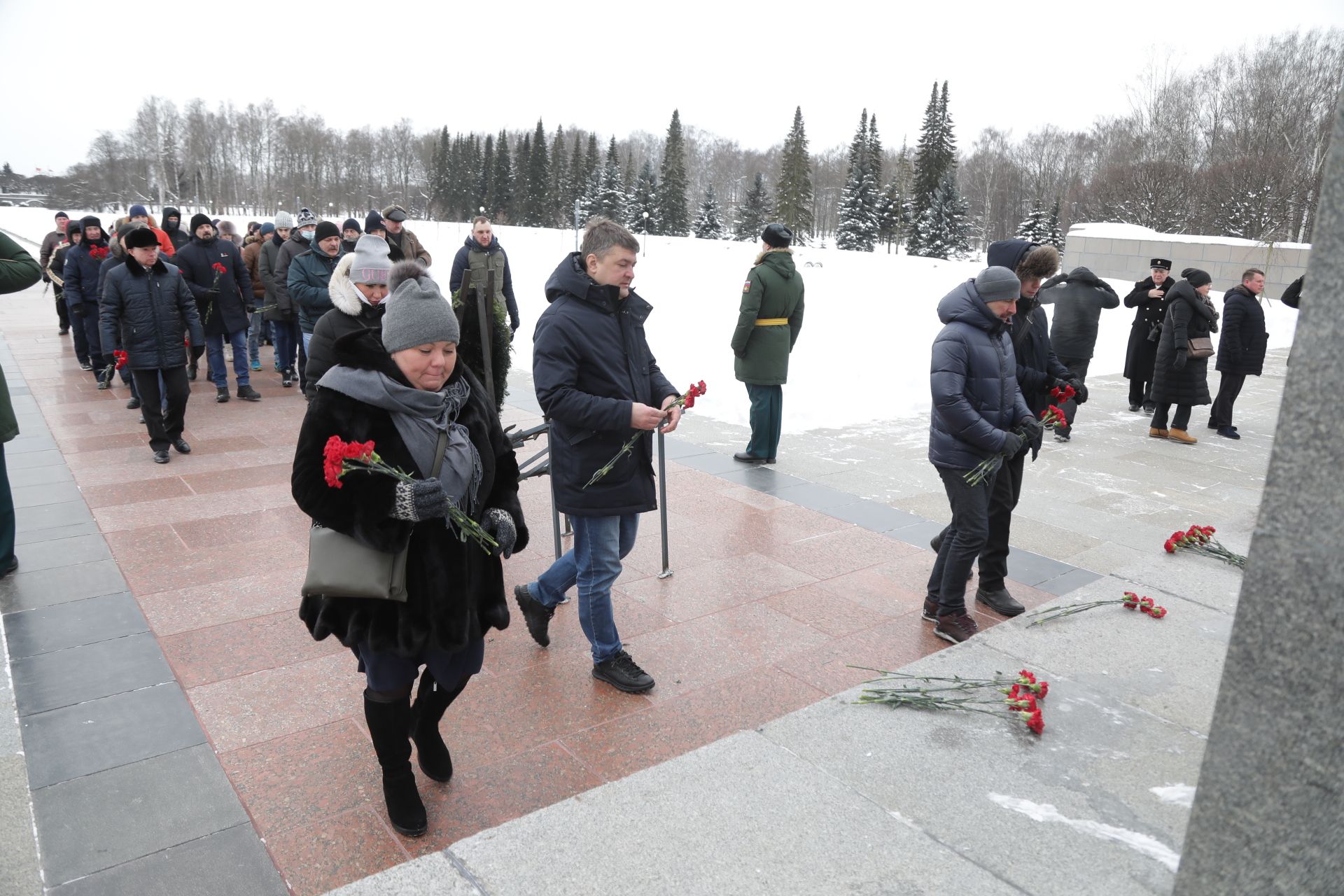 Почтили память погибшему воину. Возложение на Пискаревском кладбище. Возложение венков на Пискаревском кладбище 2023. Возложение венков на Пискаревском кладбище. Возложение венков на Пискаревском кладбище 2022.