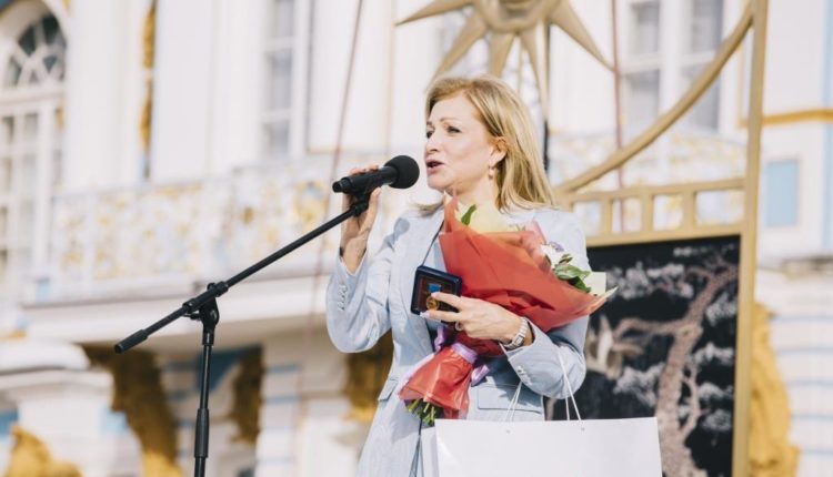 Snimok-2.-YUliya-Strizhak-na-tseremonii-zakrytiya-festivalya-Opera-vsem-v-Pushkine-1