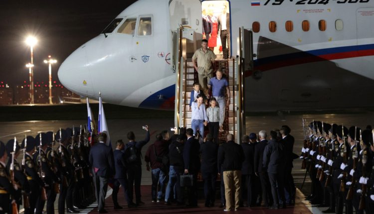 Встреча Владимира Путина с гражданами России, вернувшимися на Родину в результате обмена